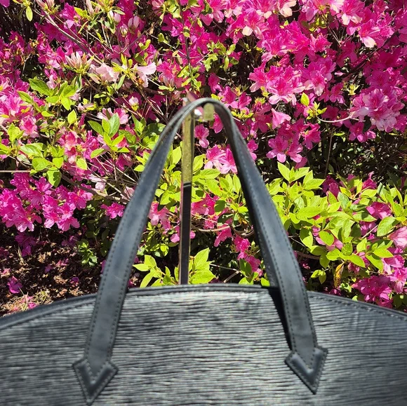 LOUIS VUITTON SAINT JACQUES Textured TOTE - Picture 4 of 16